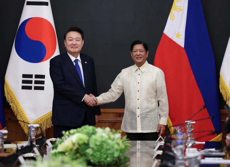 Presiden Yoon Suk Yeol (kiri) berjabat tangan dengan Presiden Ferdinand Marcos sebelum menggelar KTT Korea-Filipina pada tanggal 7 Oktober 2024 (waktu setempat) di Istana Malacañang, Manila, Filipina.