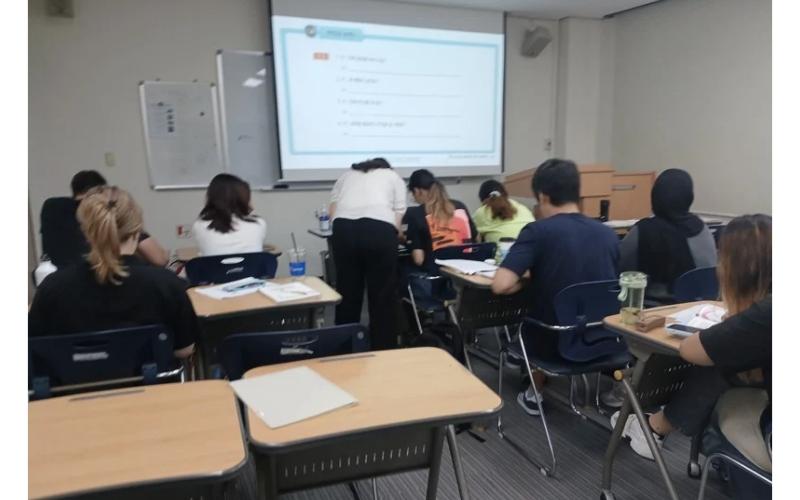 Suasana kelas 2-2 kelas bahasa Korea LEI PNU. Setiap kelas terdiri dari sekitar 15-20 siswa asing dan diajarkan oleh guru bahasa Korea penutur asli. Kelas berjalansecara efektif  5 hari dalam seminggu (Senin hingga Jumat) mulai pukul 9 pagi sampai 12.50 siang.