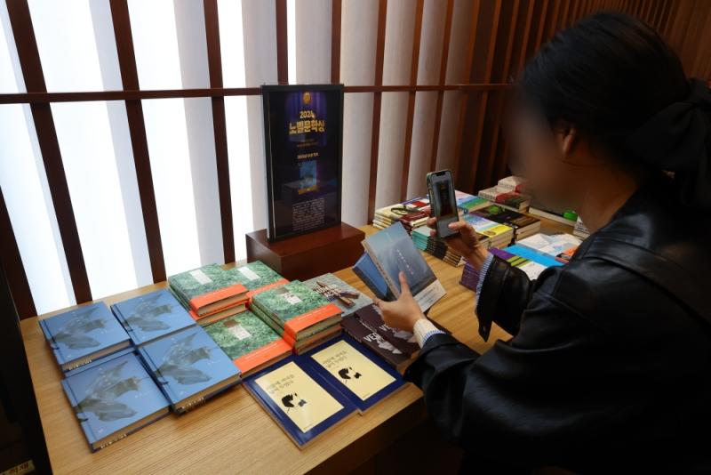 Novel-novel Han Kang terlihat dipajang di sudut khusus Toko Buku Kyobo cabang Gwanghwamun pada tanggal 10 Oktober 2024 setelah Han Kang diumumkan sebagai penulis Korea pertama yang meraih Nobel Sastra. (Yonhap News)  