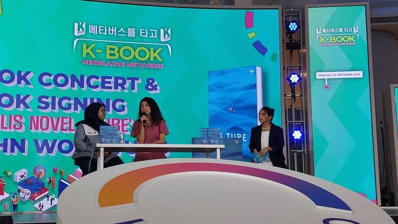 Penulis Sohn Won Pyung (tengah) dalam acara Bedah Buku dan Penandatanganan Buku untuk novel Tube dan Almond. 