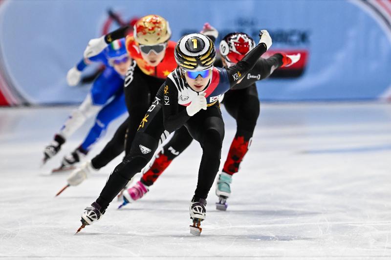 Kim Gilli terlihat sedang memimpin pertandingan Tur Dunia Seluncur Cepat Trek Pendek ISU (International Skating Union) tahun 2024-2025 untuk nomor perseorangan 1.500 m putri yang digelar pada tanggal 27 Oktober 2024 (waktu setempat) di Quebec, Kanada. (Facebook resmi ISU Speed Skating) 