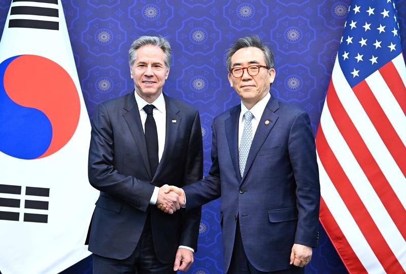 Menteri Luar Negeri Cho Tae-yul dan Menteri Pertahanan Nasional Kim Yong Hyun akan mengunjungi AS dan Kanada pada tanggal 28 Oktober hingga 2 November 2024. Mereka akan menggelar Pertemuan Antara Menteri Luar Negeri dan Menteru Pertahanan. Foto di atas menunjukkan Menlu Cho dan Menhan Antony Blinken pada tanggal 18 Maret 2024 di Kementerian Luar Negeri, Jongno-gu, Seoul. (Kementerian Luar Negeri)