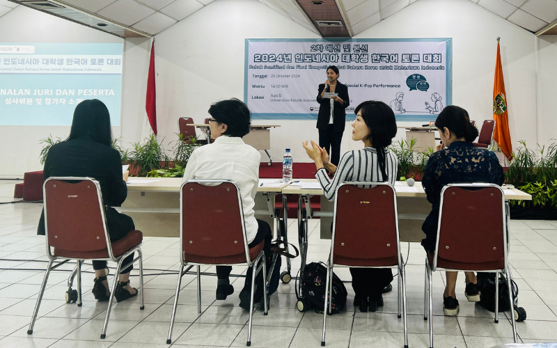 Lomba Debat Bahasa Korea yang diadakan oleh KCCI diikuti oleh mahasiswa dari berbagai universitas di Indonesia.