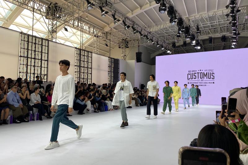 Beberapa koleksi CUSTOMUS yang ditampilkan untuk Jakarta Fashion Week 2025 pada 25 Oktober 2024.