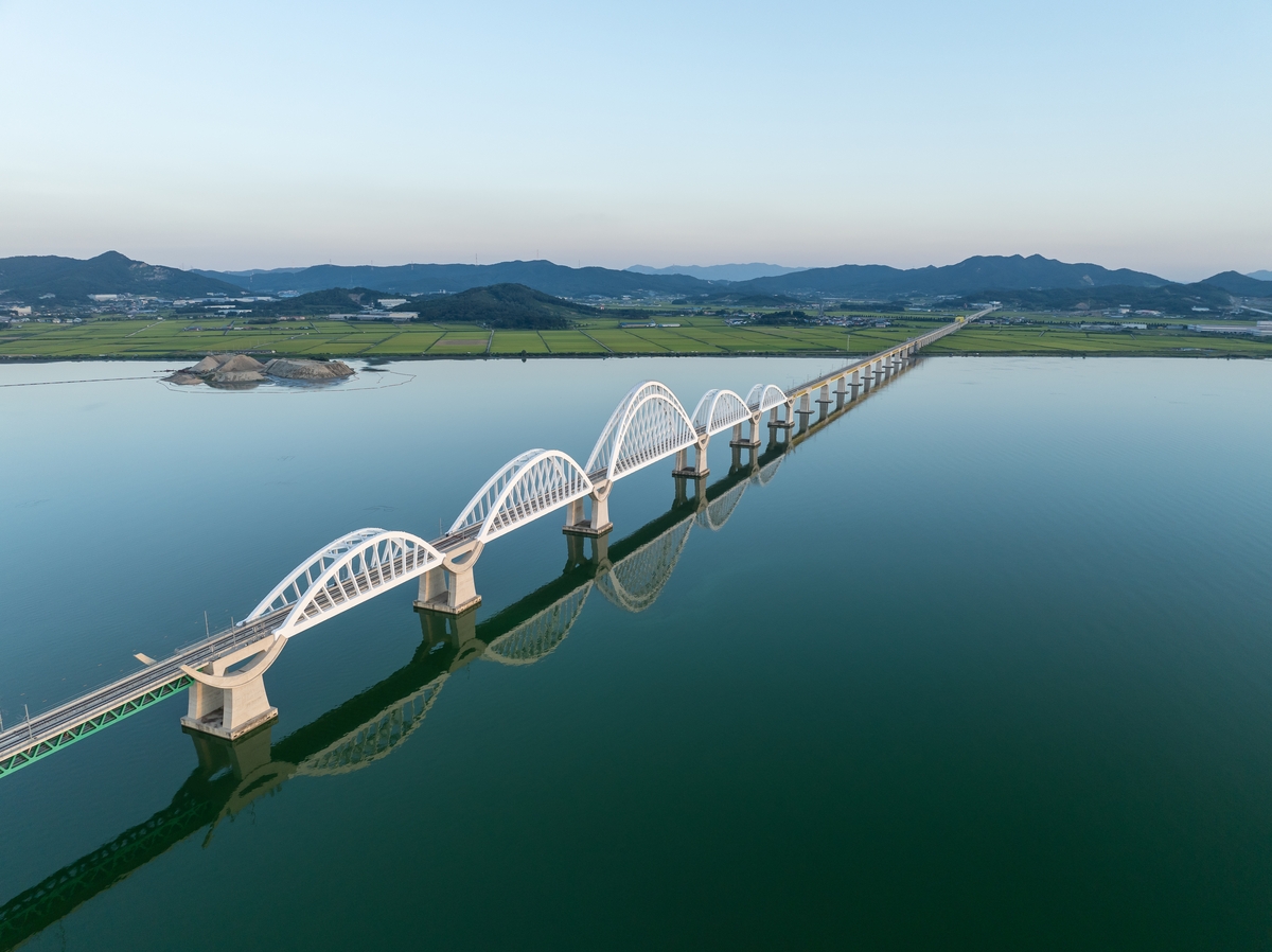 Kementerian Pertahanan, Infrastruktur, dan Transportasi telah membangun Jembatan Asangogagyo sepanjang 5,9 km yang menghubungkan Kota Pyeongtaek di Provinsi Gyeonggi dengan Kota Asan di Provinsi Chungcheongnam. Salah satu ruas jembatan tersebut merupakan jembatan pelengkung dengan panjang 625 m dan tinggi 44 m yang menjadikannya jembatan pelengkung terpanjang dan terbesar di Korea.  