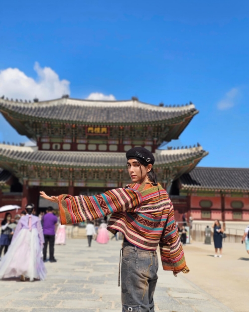 Penyanyi sekaligus penulis lagu Lenin Tamayo berkunjung ke Korea pada awal bulan Oktober 2024. Foto di atas menunjukkan Tamayo yang sedang berkunjung ke Istana Gyeongbokgung, Jongno-gu, Seoul. (tangkapan layar Instagram resmi Lenin Tamayo)  