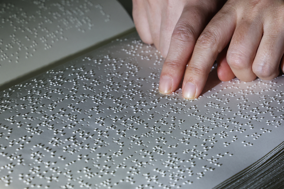 Seorang pegawai memperlihatkan sebuah buku bertuliskan huruf Braille hangeul pada tanggal 4 November 2024 di Perpustakaan Sarangsaem, Pusat Kesejahteraan Suwon untuk Penyandang Disabilitas, Yeongtong-gu, Kota Suwon, Provinsi Gyeonggi. Tanggal 4 November diperingati sebagai Hari Huruf Braille Hangeul setiap tahunnya di Korea. (Yonhap News)