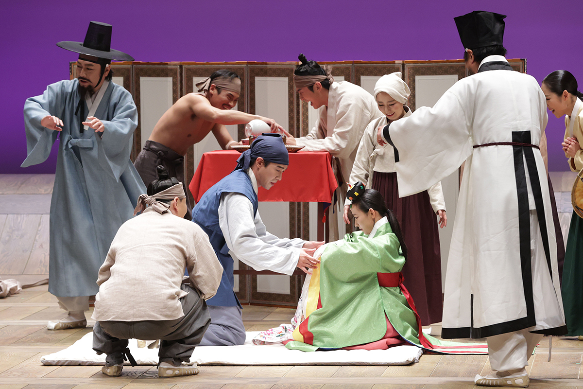 Para aktor teater terlihat sedang memperlihatkan penampilan yang menawan dalam konferensi pers pertunjukan teater Toongso Whistles pada tanggal 11 November 2024 di Sejong M Theater, Sejong Center, Jongno-gu, Seoul. Toongso Whistles menampilkan kisah tokoh utama bernama Choi Cheok dalam menghadapi Perang Imjin (1592-1598) dan Transisi Dinasti Ming ke Qing (1618-1683). Pada masa perang tersebut banyak orang yang terpaksa terpisah dengan keluarganya akibat perang. (Yonhap News)