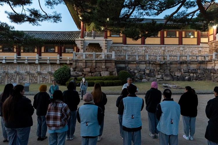 Suasana saat para peserta saat mendengarkan penjelasan pemandu mengenai meditasi. (KOCIS) 