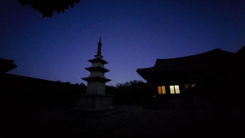 Pemandangan langit di atas Kuil Bulguksa yang berhasil penulis abadikan saat beberapa peserta melakukan Meditasi Zen bersama biksu di dalam kuil. (Maulia Resta Mardaningtias) 