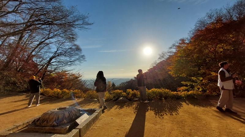 Keindahan matahari terbit di Gunung Tohamsan yang penulis saksikan dan abadikan dari depan Kuil Seokguram Grotto berada. (Maulia Resta Mardaningtias)  