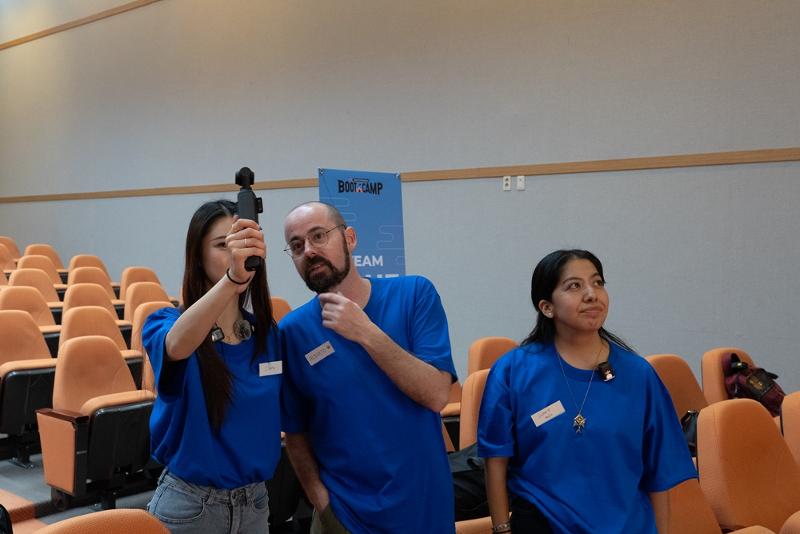 Para peserta Star K-influencer BOOT CAMP terlihat sedang berdiskusi mengenai cara membuat video dengan menggunakan GoPro pada tanggal 27 Oktober 2024 di Museum Nasional Korea, Yongsan-gu, Seoul.  