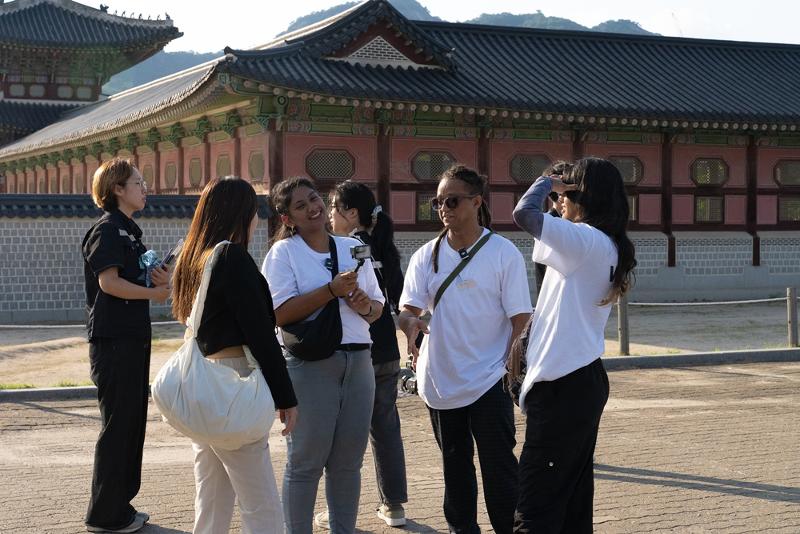 Para peserta Star K-influencer BOOT CAMP terlihat sedang berdiskusi mengenai pembuatan konten terkait keindahan Korea pada tanggal 27 Oktober 2024 di Istana Gyeongbokgung, Jongno-gu, Seoul.  