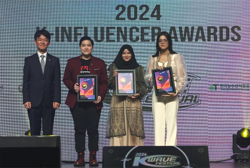 Wakil Menteri Kebudayaan, Olahraga, dan Pariwisata Yong Ho Sung dan K-influencer terbaik terlihat sedang berfoto di 2024 K-Wave Festival. Acara tersebut digelar pada tanggal 2 November 2024 di YES 24 Live Hall, Gwangjin-gu, Seoul. 