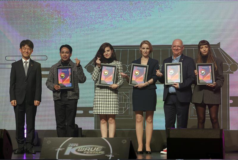 Lima orang wartawan kehormatan Korea.net terbaik serta Wakil Menteri Kebudayaan, Olahraga, dan Pariwisata Yong Ho Sung (kiri) terlihat sedang berfoto di 2024 K-Wave Festival. Acara tersebut digelar pada tanggal 2 November 2024 di YES 24 Live Hall, Gwangjin-gu, Seoul. 