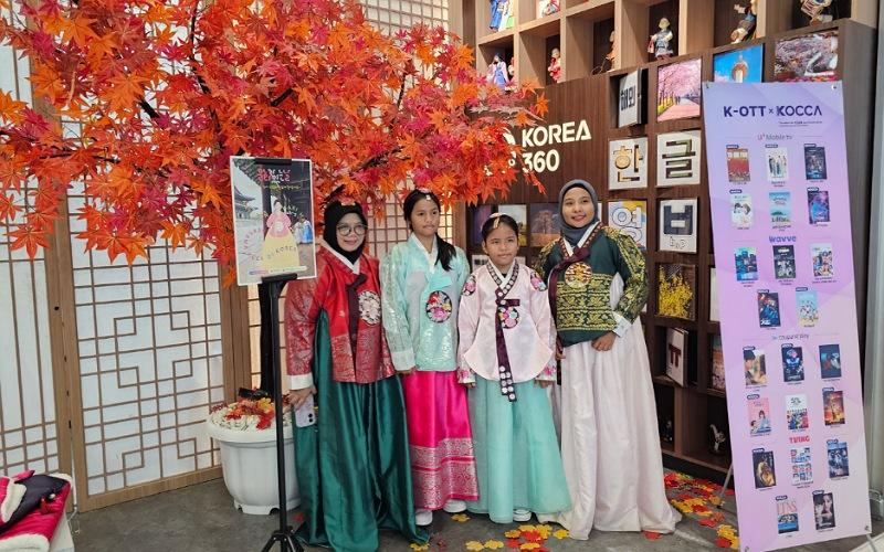 Para pengunjung acara Rayakan Hari Hanbok bersama KCCI di KOREA 360 pada tanggal 30 Oktober 2024 berfoto bersama dengan memakai hanbok dan aksesoris yang tersedia. 