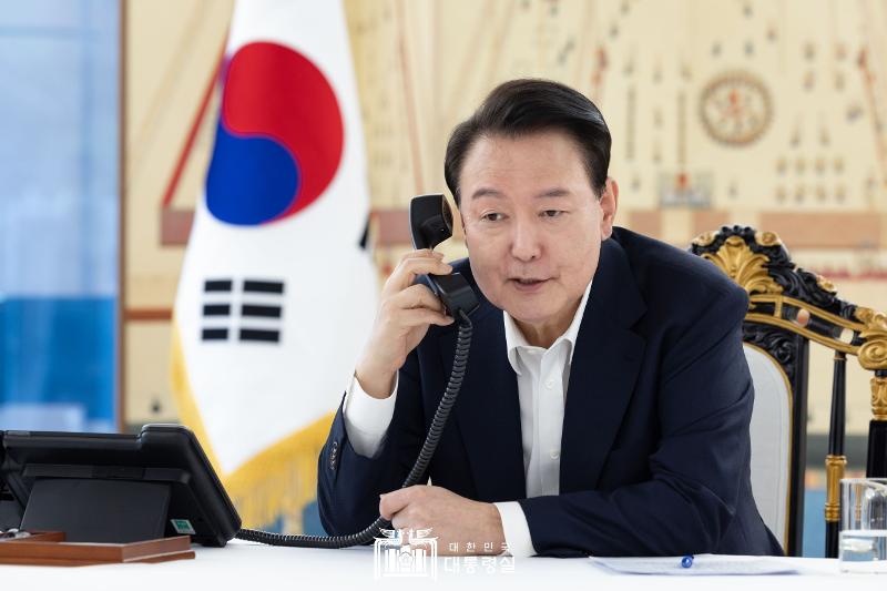 Presiden Yoon Suk Yeol sedang berbicara melalui telepon dengan Presiden terpilih AS Donald Trump pada tanggal 7 November 2024 di kediaman presiden, Hannam-dong, Yongsan-gu, Seoul. (Kantor Kepresidenan Republik Korea)