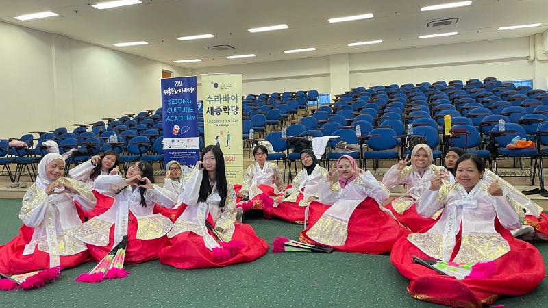 Penulis dan para peserta kelas buchaechum dalam Sejong Culture Academy 2024 berfoto bersama dalam sebuah sesi latihan. 