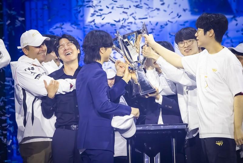 KeSPA Global Esports Forum akan digelar pada tanggal 14-16 November 2024 di Pie Factory, Gwangjin-gu, Seoul. Foto di atas menunjukkan T1 yang berhasil meraih juara setelah menang di babak final Kejuaraan Dunia League of Legends tahun 2024 pada tanggal 2 November 2024. (Flickr LoL Esports)