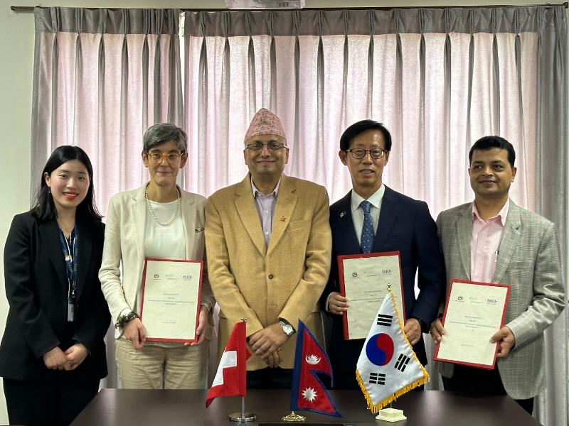 Direktur KOICA Nepal Kong Moo-heon (kedua dari kanan), Duta Besar Swiss untuk Nepal Danielle Meuwly (kedua dari kiri), dan Sekretaris Umum Kementerian Ketenagakerjaan dan Jaminan Sosial Nepal Jib Lal Bhusal (paling kanan) berfoto bersama pada upacara penandatanganan nota kesepahaman trilateral antara KOICA, SDC, serta Kementerian Ketenagakerjaan dan Jaminan Sosial Nepal. Upacara tersebut digelar untuk membantu pekerja asal Nepal yang pulang ke negara asalnya setelah bekerja di luar Nepal. (KOICA)  