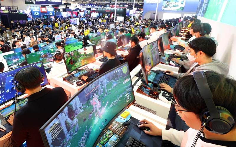 G-STAR 2024 akan digelar pada tanggal 14-17 November 2024 di BEXCO, Busan. G-STAR merupakan pameran gim terbesar Korea. Foto di atas menunjukkan para pengunjung yang bermain gim di G-STAR 2023 yang digelar pada bulan November 2023 di BEXCO, Haeundae-gu, Busan. 