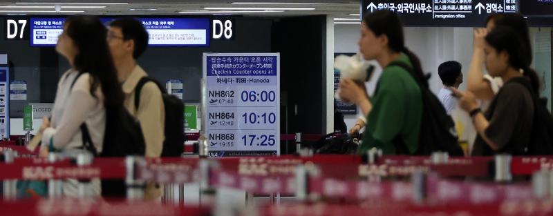 Para penumpang yang menuju Jepang terlihat sedang mengantre untuk lapor masuk pada tanggal 21 Juni 2024 di Bandara Gimpo. (Yonhap News)  