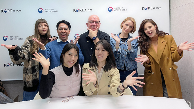 Lima orang Wartawan Kehormatan Korea.net berfoto bersama manajer umum di ruang studio Korea.net. (Frenky Ramiro de Jesus) 