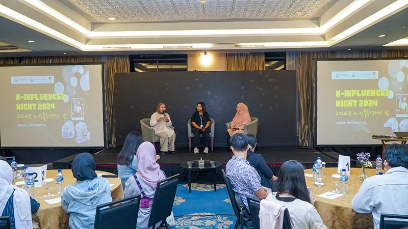 Anggota K-Influencer 2024, Imara Aulia (kiri) dan Maulia Resta (kanan), menjadi narasumber dari gelar wicara K-Influencer Night 2024 yang dimoderatori oleh staff KCCI (tengah). (KCCI)