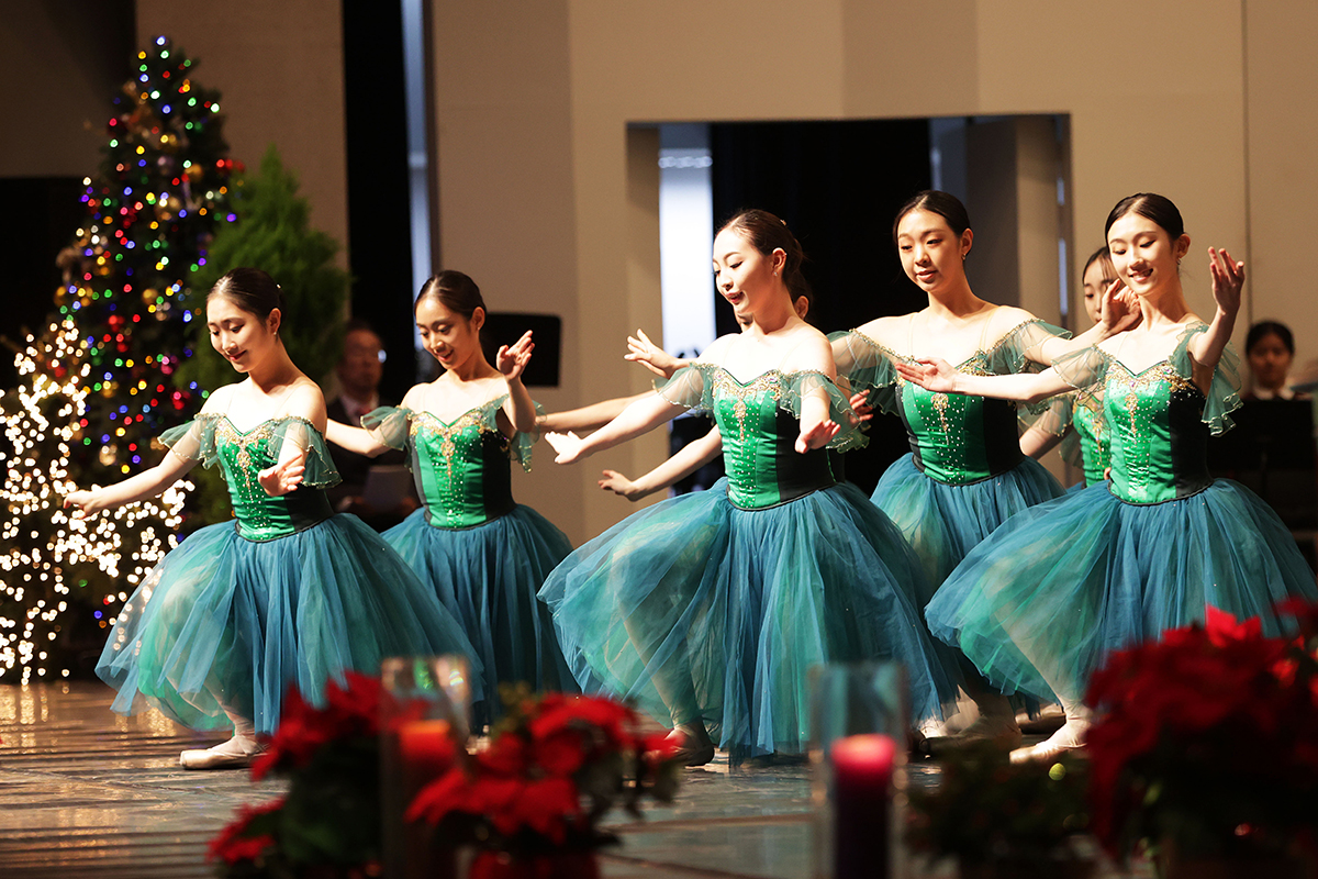 Mahasiswa jurusan balet di Departemen Tari Universitas Wanita Ewha terlihat sedang menampilkan pertunjukan untuk menyambut datangnya Hari Natal pada tanggal 5 November 2024 di Universitas Wanita Ewha, Seodaemun-gu, Seoul. (Yonhap News)
