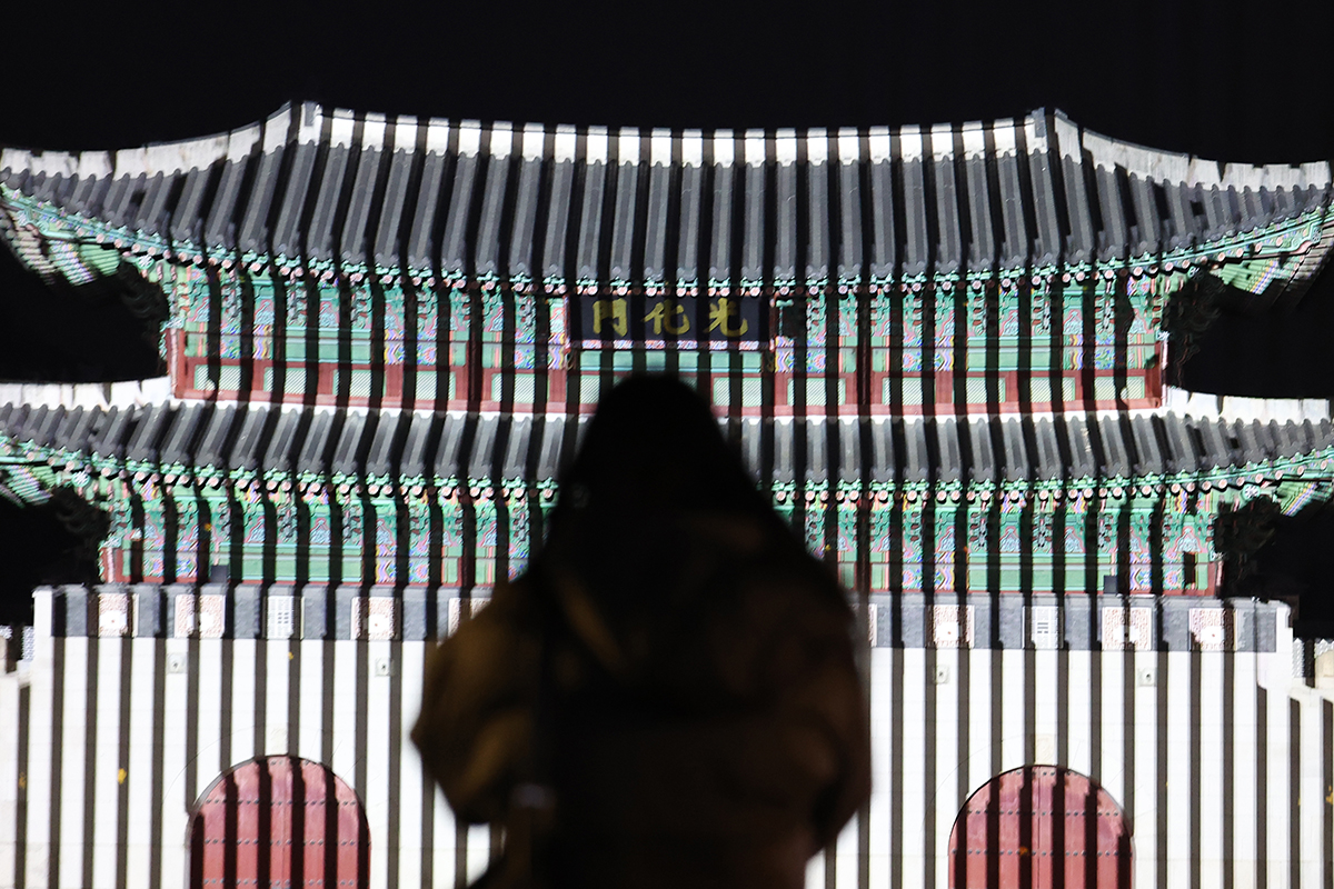 Pertunjukan media fasad mewarnai Gwanghwamun menjelang pembukaan Seoul Light Gwanghwamun pada tanggal 12 Desember 2024 di Gwanghwamun, Jongno-gu, Seoul. (Yonhap News)