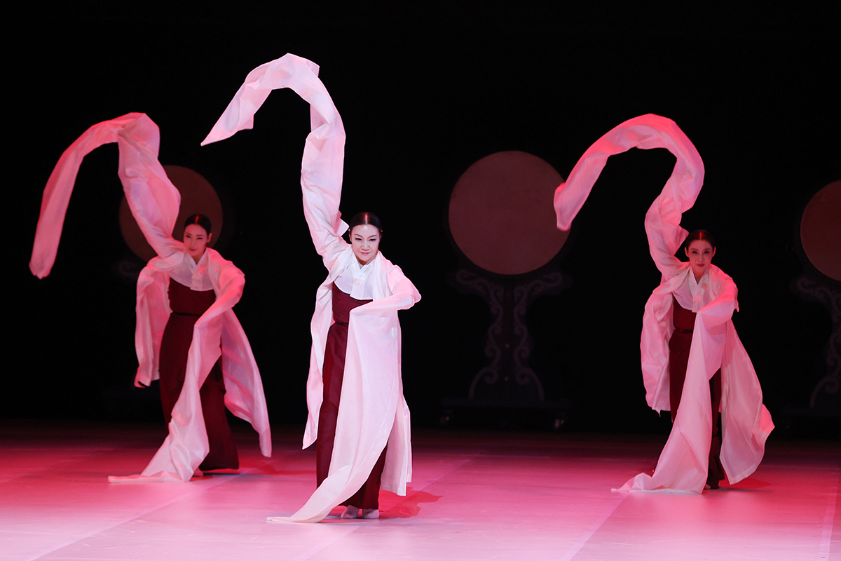 Pertunjukan berjudul The Banquet ditampilkan oleh National Dance Company of Korea pada tanggal 17 Desember 2024 di Haeoreum Grand Theater, Teater Nasional Korea, Jung-gu, Seoul. (Yonhap News)