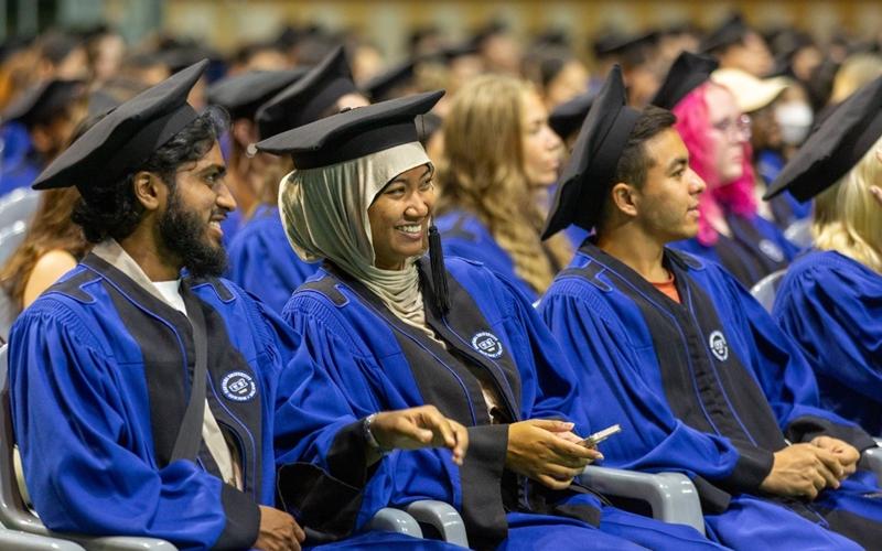 Pemerintah Korea akan memulai uji coba penerbitan visa khusus kota metropolitan mulai tahun 2025. Foto di atas menunjukkan para mahasiswa internasional di upacara wisuda Universitas Hanyang. (Facebook resmi Universitas Hanyang)