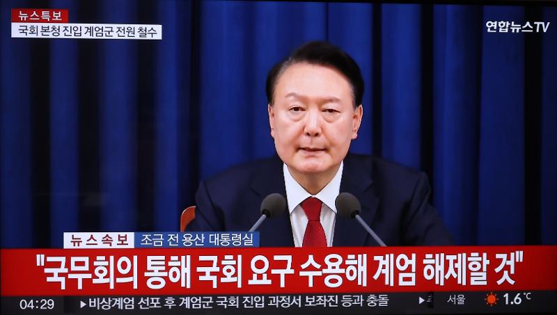 Presiden Yoon Suk Yeol mengumumkan pencabutan status Darurat Militer pada tanggal 4 Desember subuh dari Kantor Kepresidenan Republik Korea, Yongsan, Seoul. (Yonhap News)  