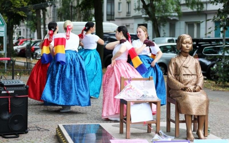 Pada tanggal 17 Juli 2024 para penari dari Berlin Korean Dance Project terlihat sedang menari di sekitar Patung Perdamaian di Jerman. (Korean Verband)