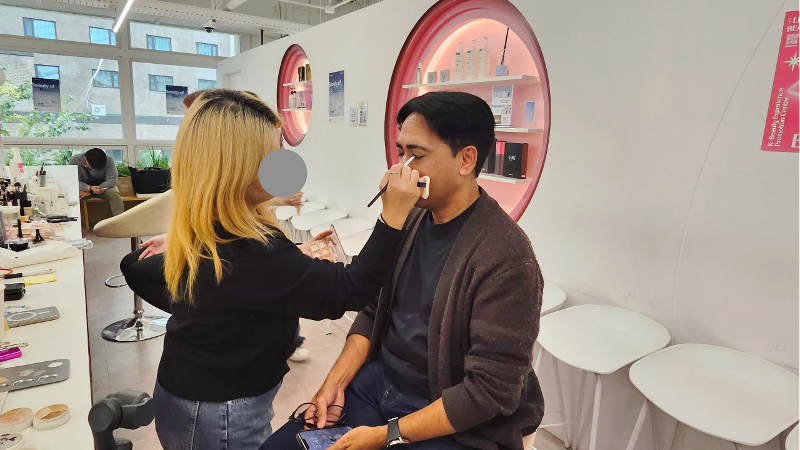 Penulis saat mencoba tata rias pria di Beauty Play Myeongdong. (Frenky Ramiro de Jesus) 