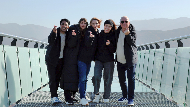 Wartawan Kehormatan terbaik 2024 berpose di Mancheonha Skywalk, Danyang-gun, Provinsi Chungcheongbuk. Dari kiri ke kanan: Frenky Ramiro de Jesus, Foteini Chatzoudi, Yulia Veselchakova, Ilse Díaz, dan Manuel Guthmann. (Korea.net DB) 