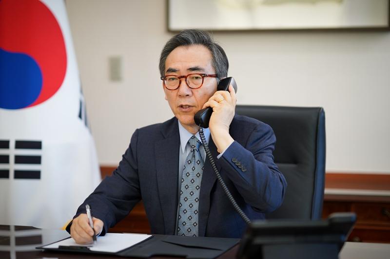Pada tanggal 11 Desember 2024 Menteri Luar Negeri Cho Tae-yul melakukan percakapan melalui telepon dengan Menteri Luar Negeri Jepang Takeshi Iwaya. Mereka bertukar pendapat mengenai situasi di Korea dan hubungan Korea-Jepang saat ini. (Kementerian Luar Negeri)