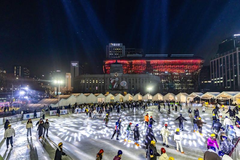 Pemerintah Seoul mengungkapkan pada tanggal 17 Desember 2024 bahwa gelanggang seluncur es Plaza Seoul akan dibuka pada tanggal 20 Desember 2024 jam enam sore hingga tanggal 9 Februari 2025. Foto di atas menampilkan gelanggang seluncur es yang dibuka pada tahun 2023. (Facebook resmi Pemerintah Kota Seoul) 