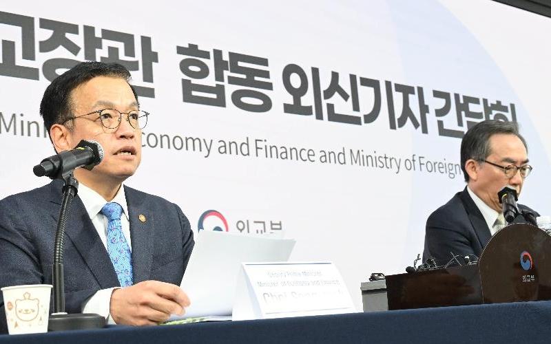 Wakil Perdana Menteri sekaligus Menteri Ekonomi dan Keuangan Choi Sang Mok terlihat sedang berbicara pada konferensi pers bersama untuk koresponden asing yang digelar pada tanggal 18 Desember 2024 di KOCIS Center, Jung-gu, Seoul. Di sebelah kanan adalah Menteri Luar Negeri Cho Tae-yul. (Kementerian Ekonomi dan Keuangan)