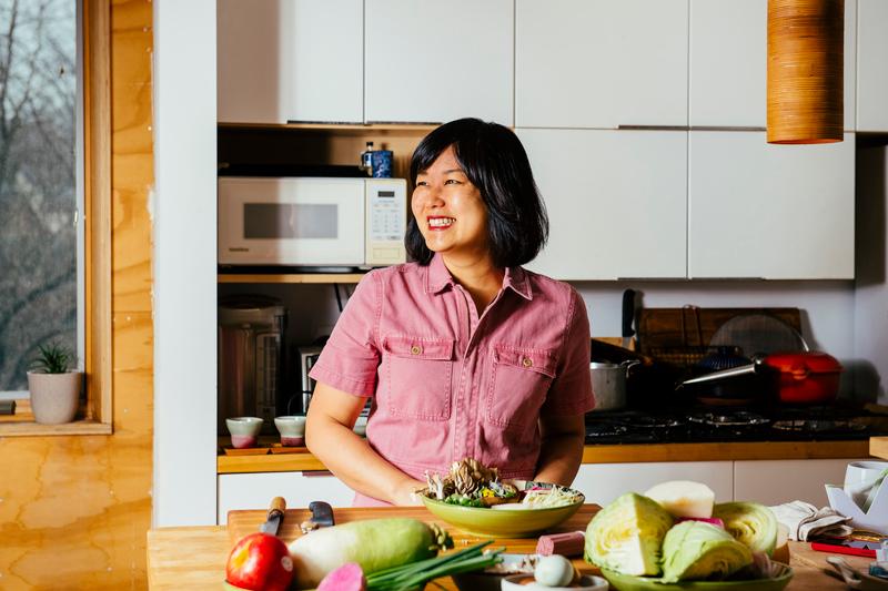 Ji Hye Kim berpose di dapurnya dengan beberapa bahan makanan lokal dari Michigan. 