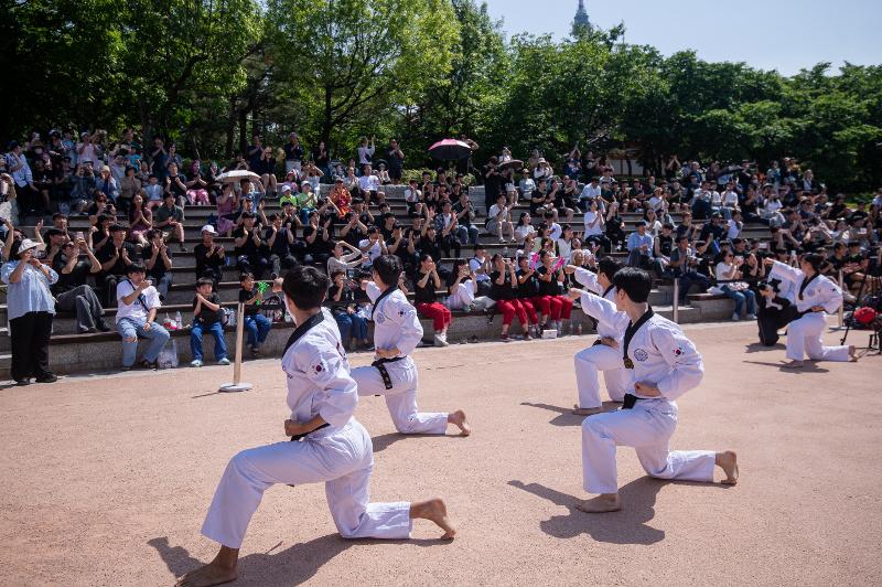 ▲ 지난 5월 19일 국기원 태권도시범단이 서울 중구 남산골 한옥마을에서 시범공연을 펼치고 있다. 국기원
