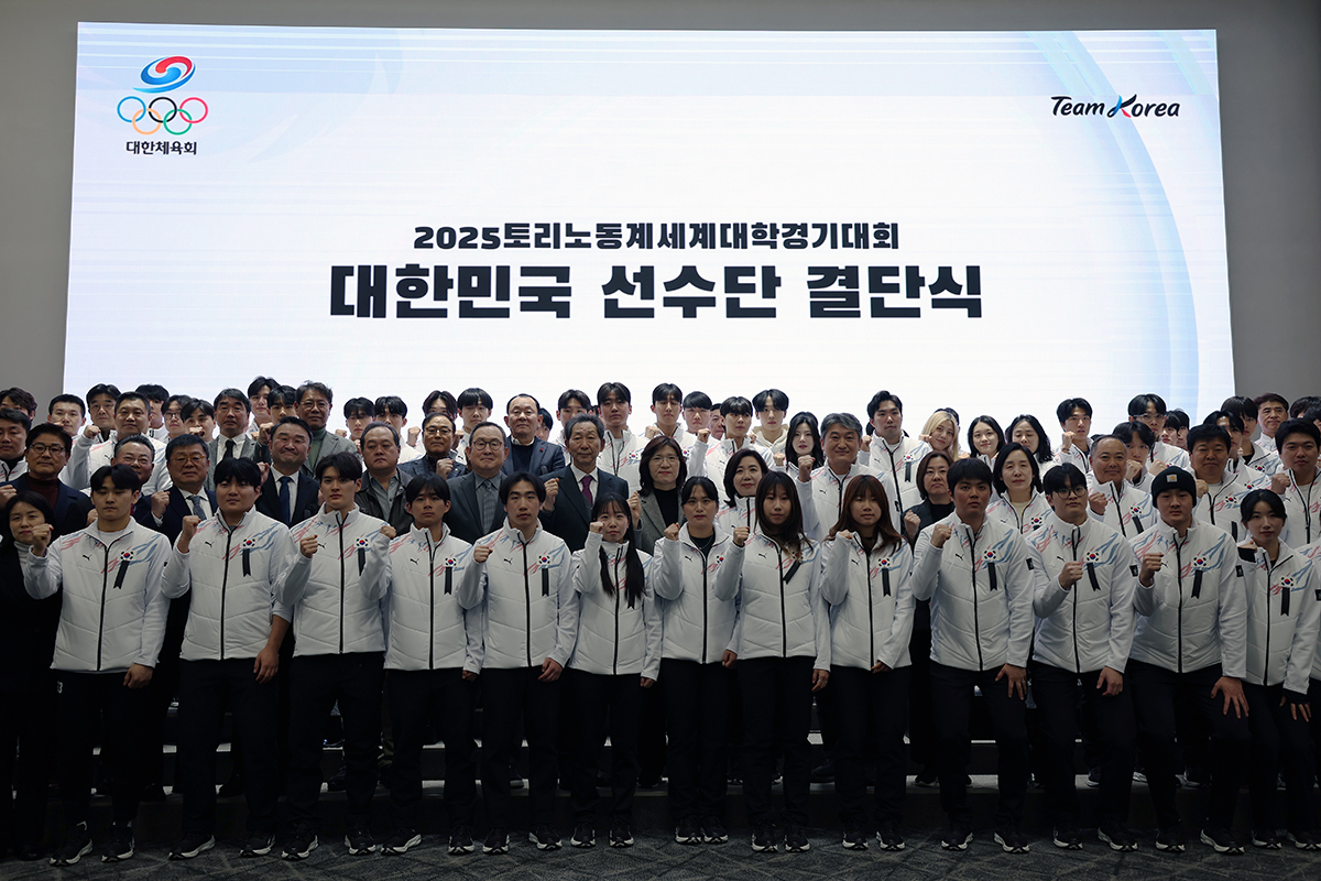Para atlet dan tamu undangan terlihat berpose dalam upacara pelepasan tim nasional Korea untuk Pesta Olahraga Mahasiswa Dunia Musim Dingin tahun 2025 yang digelar pada tanggal 3 Januari 2025 di Seoul Olympic Parktel, Songpa-gu, Seoul. Pesta Olahraga Mahasiswa Dunia Musim Dingin tahun 2025 akan diselenggarakan pada tanggal 13-23 Januari 2025 di Turin, Italia. (Lee Jun Young)