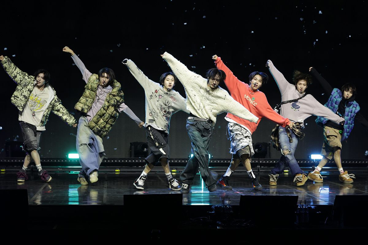 Grup K-pop KickFlip terlihat sedang menunjukkan pertunjukan untuk pers. Acara tersebut digelar untuk merayakan debut KickFlip pada tanggal 20 Januari 2025 di Yes 24 Live Hall, Gwangjin-gu, Seoul. (Yonhap News)