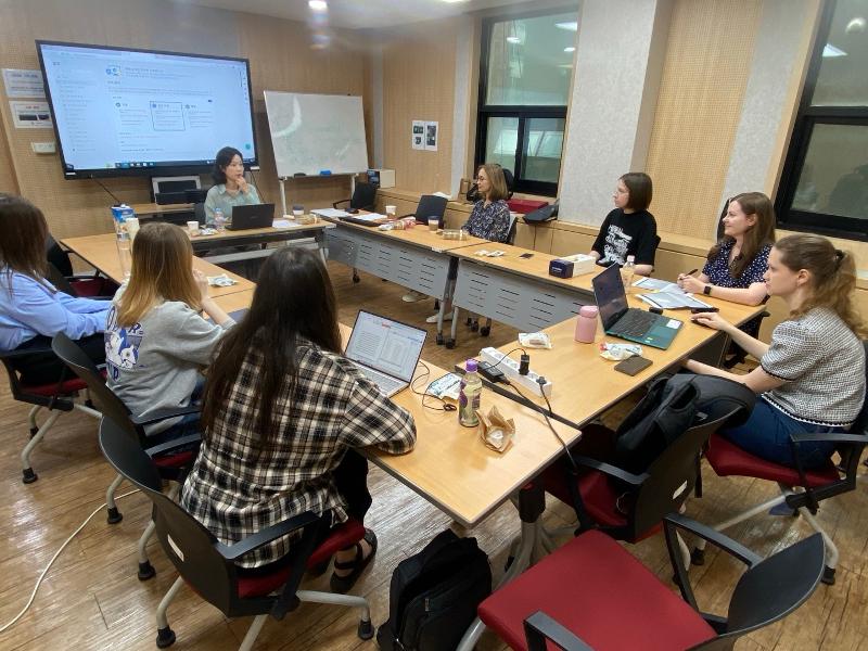 Pada tanggal 30 Mei 20224 para siswa asing dari negara berbahasa Rusia terlihat sedang mendengarkan kelas dasar pelatihan penerjemahan sastra yang disediakan oleh Akademi Penerjemahan Institut Penerjemahan Sastra Korea. (Akademi Penerjemahan Institut Penerjemahan Sastra Korea)