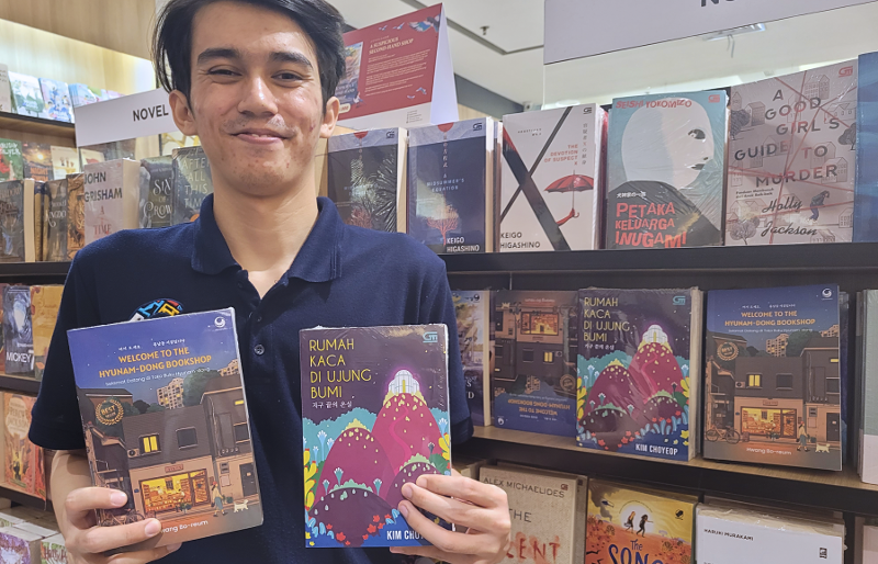 Shander menunjukkan novel Korea yang populer, Welcome To The Hyunam-dong Bookstore dan novel terbitan baru, Rumah Kaca Di Ujung Bumi. 