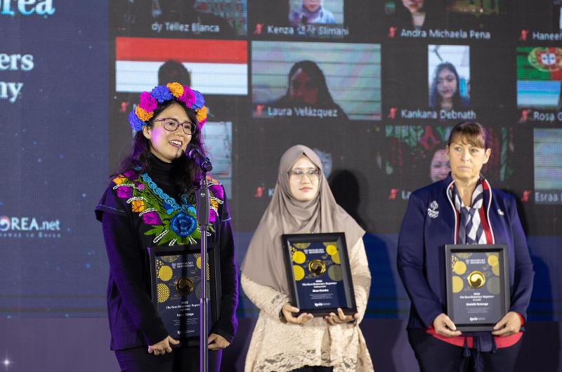 Penghargaan Wartawan Kehormatan terbaik setiap tahunnya diberikan dalam penyelenggaraan K-Wave Festival. Foto di atas menampilkan Ivana Alzaga yang sedang memberikan kata sambutan sebagai Wartawan Kehormatan Korea.net bahasa Spanyol terbaik tahun 2022. (Korea.net DB) 