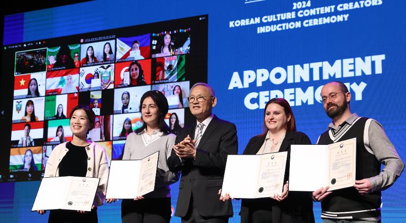 Para Wartawan Kehormatan tahun 2024 dilantik dalam upacara pelantikan yang digelar tanggal 30 April 2024 di CKL Stage, Jung-gu, Seoul. (Fotografer resmi Kementerian Kebudayaan, Olahraga, dan Pariwisata, Heo Manjin) 