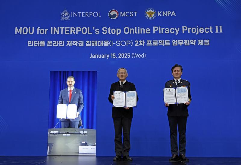Menteri Yu In Chon terlihat sedang berfoto di upacara penandatangan perjanjian bisnis proyek kedua I-SOP antara Kementerian Kebudayaan, Olahraga, dan Pariwisata, Badan Kepolisian Nasional Korea, dan INTERPOL. Acara tersebut digelar pada tanggal 15 Januari 2025 di Museum Nasional untuk Seni Modern dan Kontemporer, Jongno-gu, Seoul. Dari kiri ke kanan adalah Sekretaris Jenderal INTERPOL Valdecy Urquiza, Menteri Kebudayaan, Olahraga, dan Pariwisata Yu In Chon, dan direktur jenderal Biro Kerja Sama Internasional KNPA Lee Jun-hyeong. (Kementerian Kebudayaan, Olahraga, dan Pariwisata)
