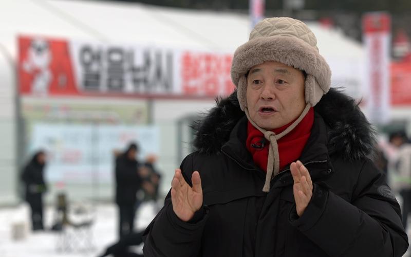 Bupati Hwacheon-gun Choi Moon-soon terlihat sedang diwawancarai Korea.net di Festival Hwacheon Sancheoneo yang digelar pada tanggal 14 Januari 2025 di Sungai Hwacheon, Hwacheon-gun, Provinsi Gangwon.