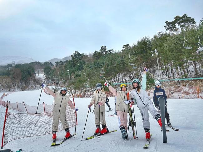 Pengalaman pertama belajar ski bersama teman-teman begitu ceria dan penuh tawa.